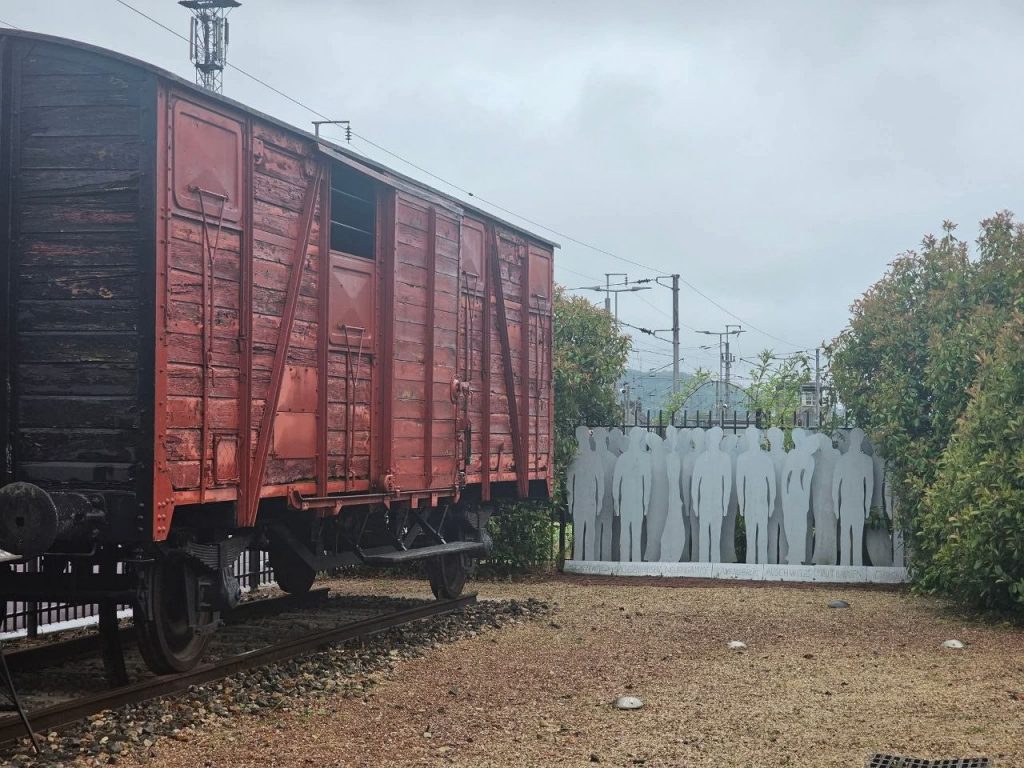 Ne jamais oublier : le convoi 7909, mémoire d’un drame silencieux